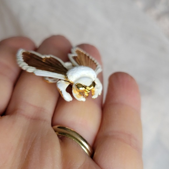 Vintage 70s-80s Monet Bee Spinnerets brooch white enamel wire wings novelty - Picture 9 of 9